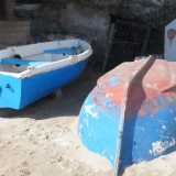 �Per non assistere a quello scempio � ci dice il 60enne pescatore Domenico � quando tiriamo a secco le nostre barche le disponiamo l� davanti, per coprire la grotta� 
